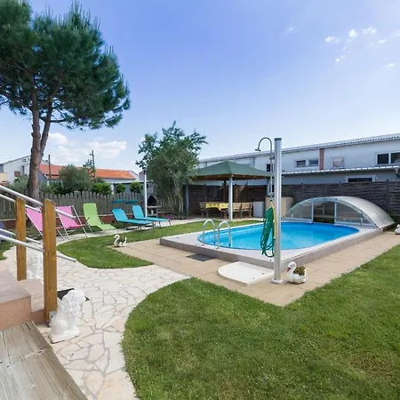 Apartmán Twisting By The Private Pool