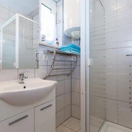 Twisting By The Private Pool זאדאר