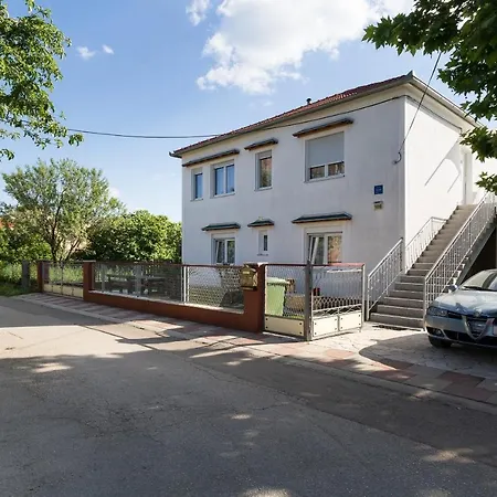 Twisting By The Private Pool * זאדאר