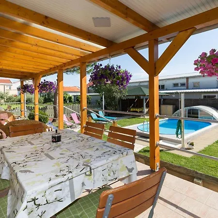 Apartmán Twisting By The Private Pool