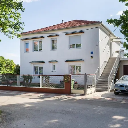 Apartmán Twisting By The Private Pool