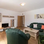 Apartament Twisting By The Private Pool