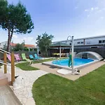 Apartament Twisting By The Private Pool