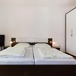 Apartament Twisting By The Private Pool
