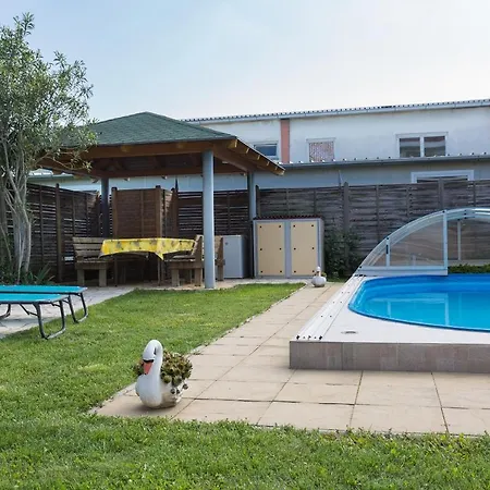 Twisting By The Private Pool زادار