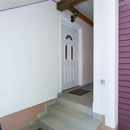 Twisting By The Private Pool * زادار