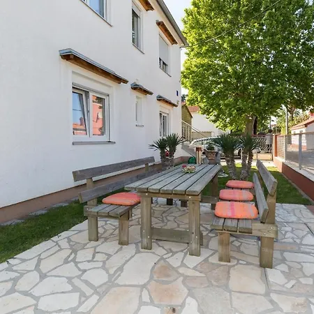 Twisting By The Private Pool * زادار