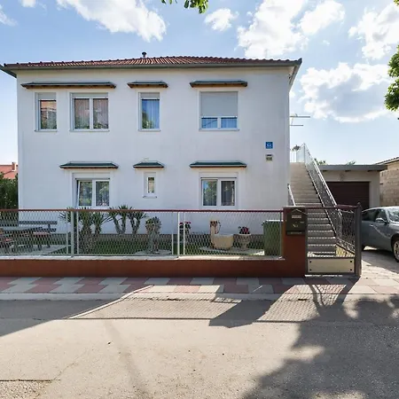 Twisting By The Private Pool * زادار