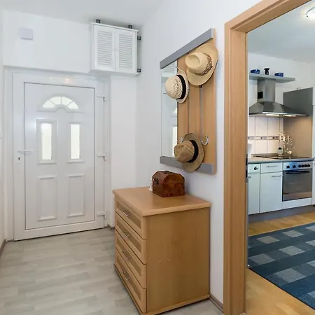 Twisting By The Private Pool زادار