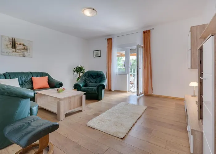 Twisting By The Private Pool Apartment *